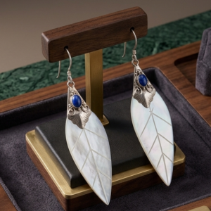 Brincos em Prata 925 com Madre Pérola e Lápis Lazúli formato pena artesanal