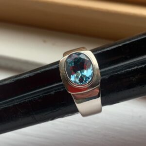 Anel em Prata 925 com Topázio Azul autoral e acabamento artesanal